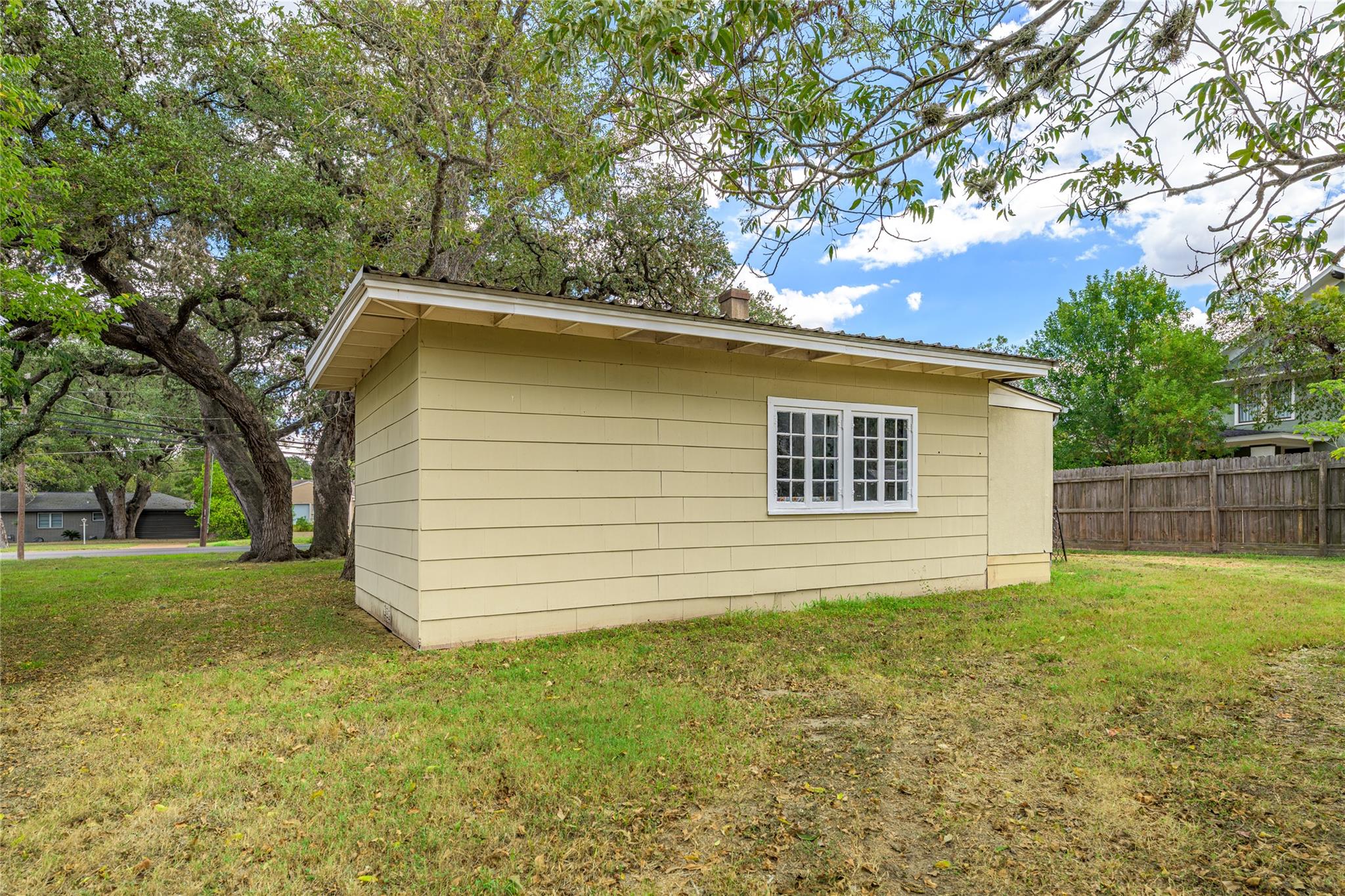 526 S Jefferson St, La Grange, TX 78945