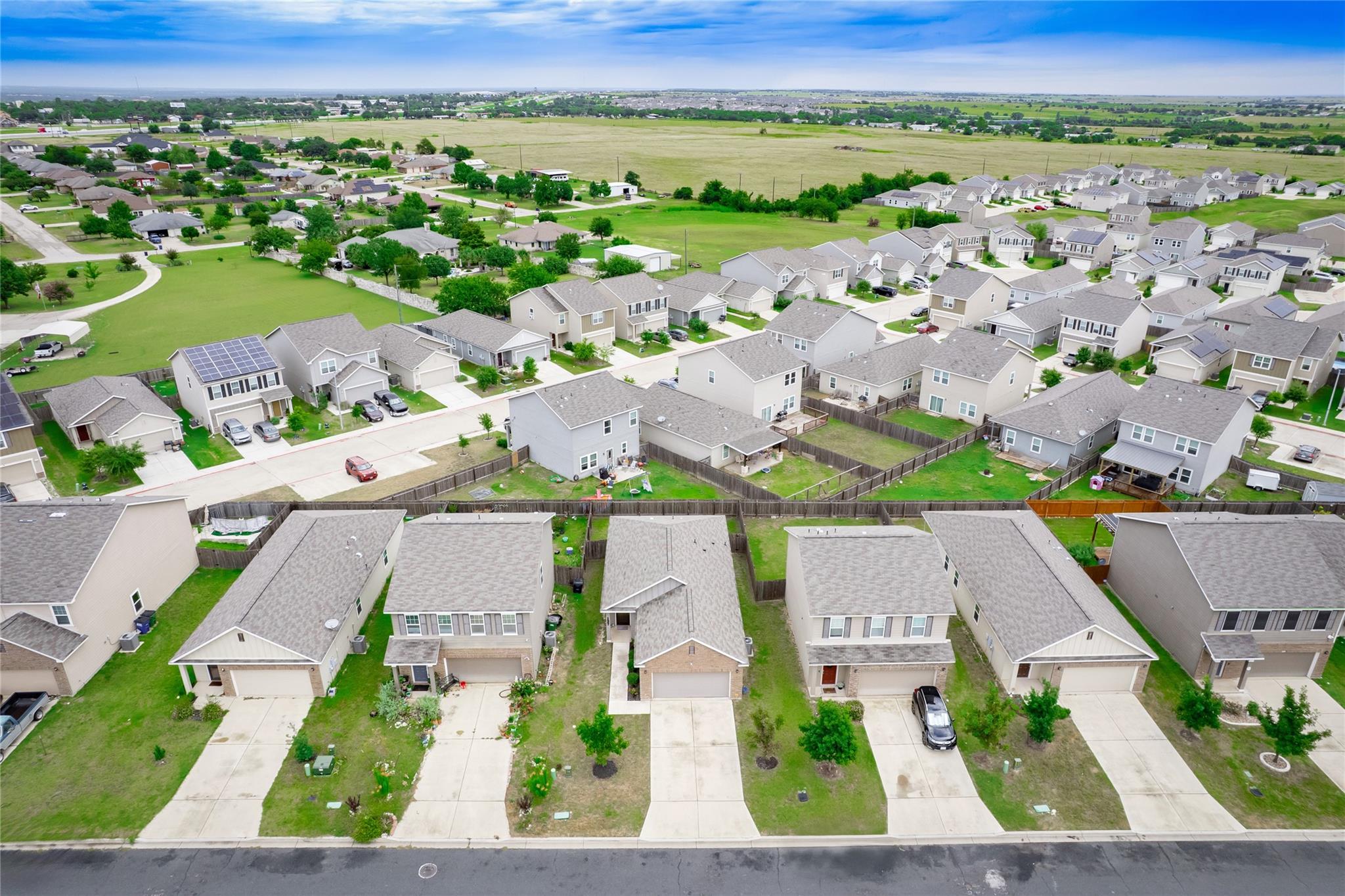 137 Hondo Gap Ln, Jarrell, TX 76537