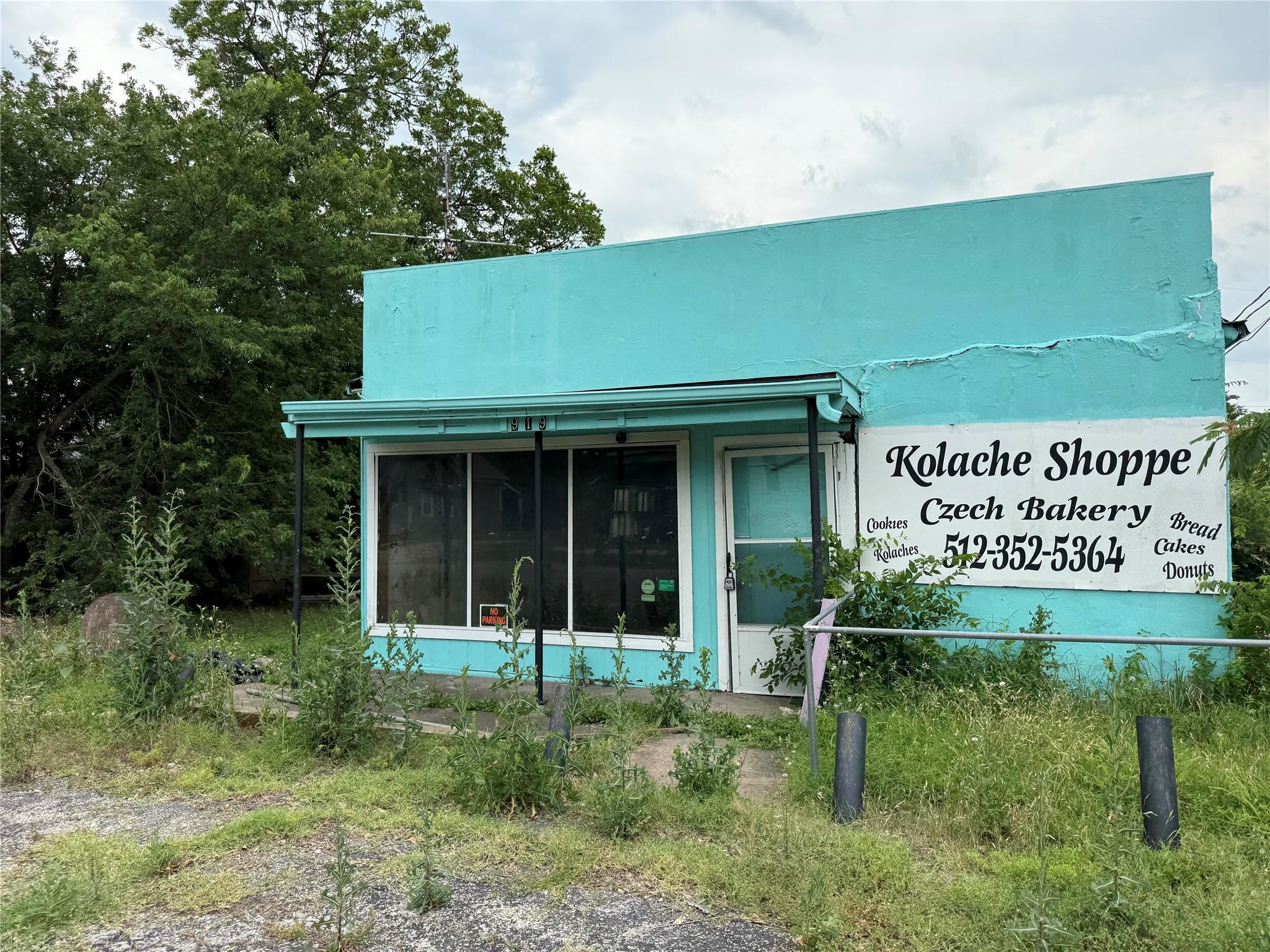 919 W 4th St, Taylor, TX 76574