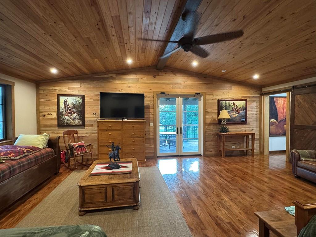 772 Luckenbach Rd, Fredericksburg, TX 78624