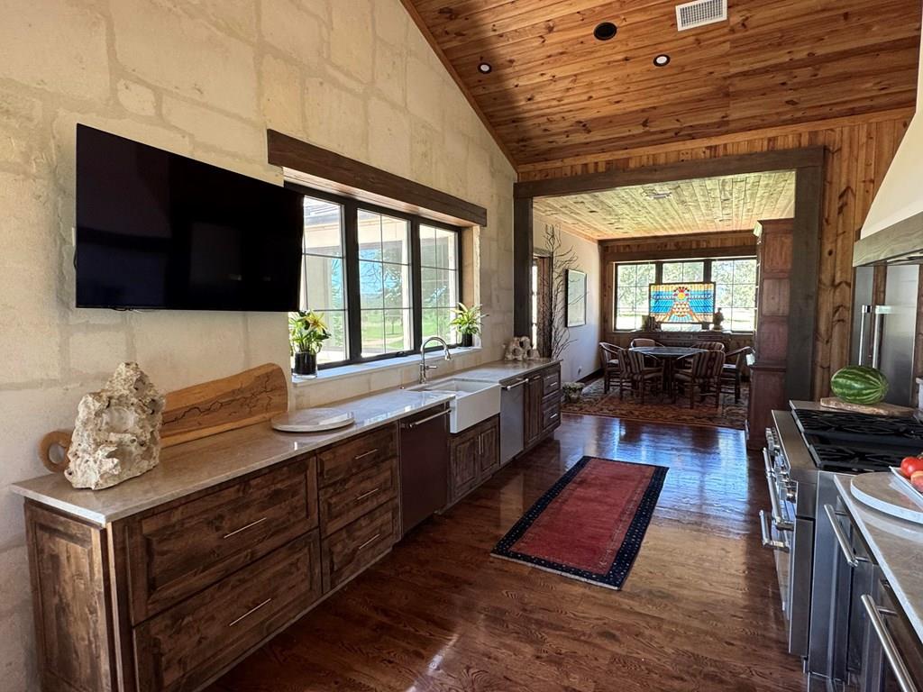 772 Luckenbach Rd, Fredericksburg, TX 78624