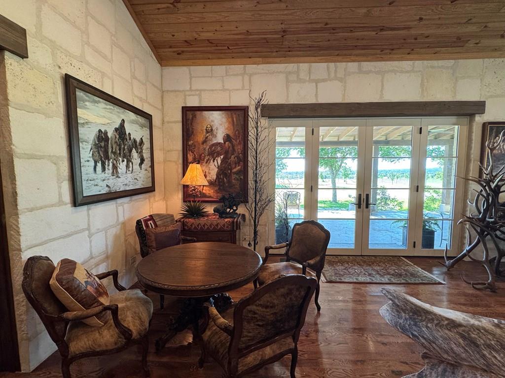 772 Luckenbach Rd, Fredericksburg, TX 78624