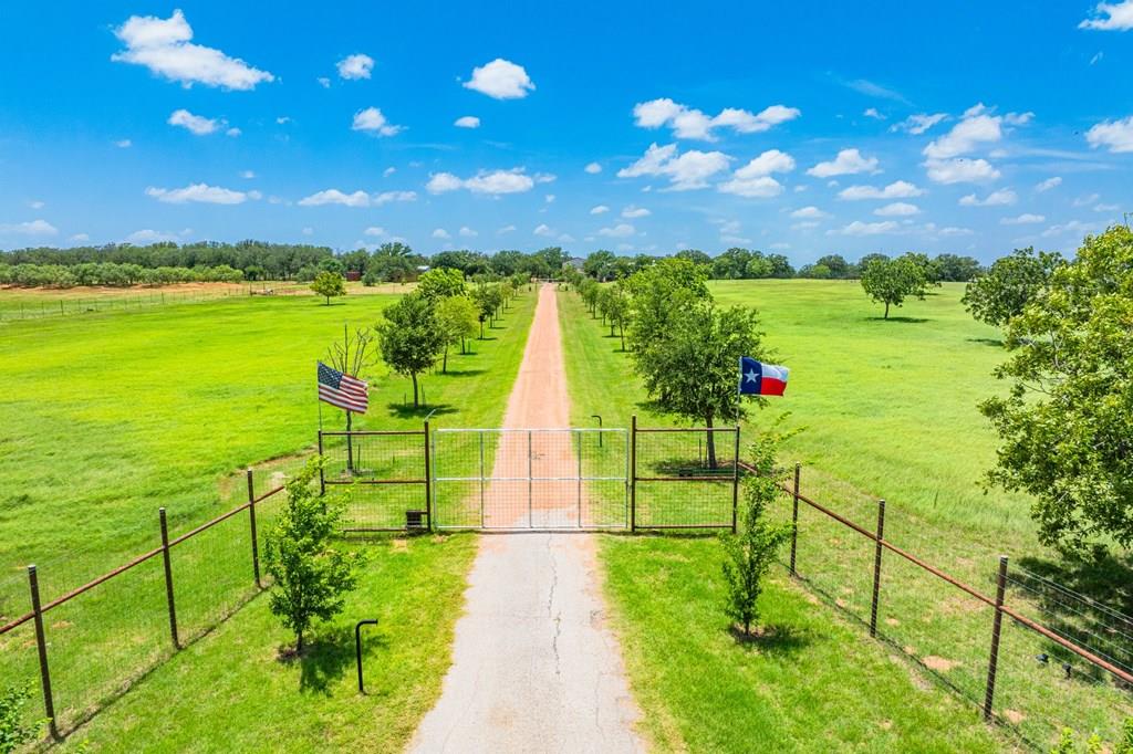 772 Luckenbach Rd, Fredericksburg, TX 78624