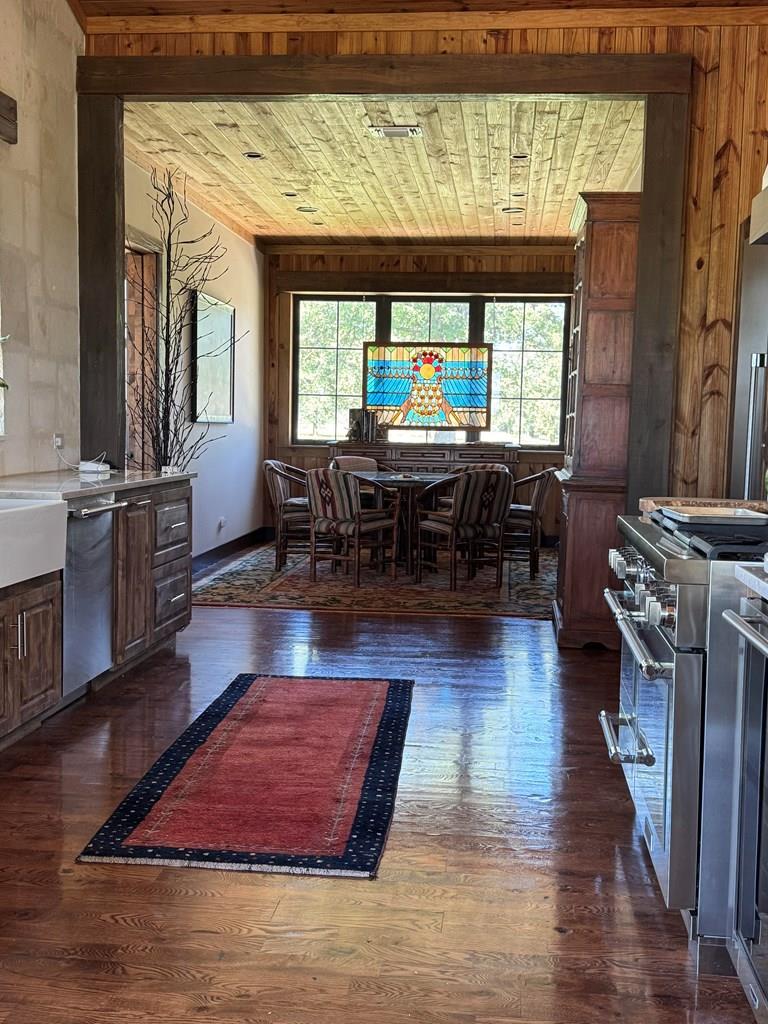 772 Luckenbach Rd, Fredericksburg, TX 78624