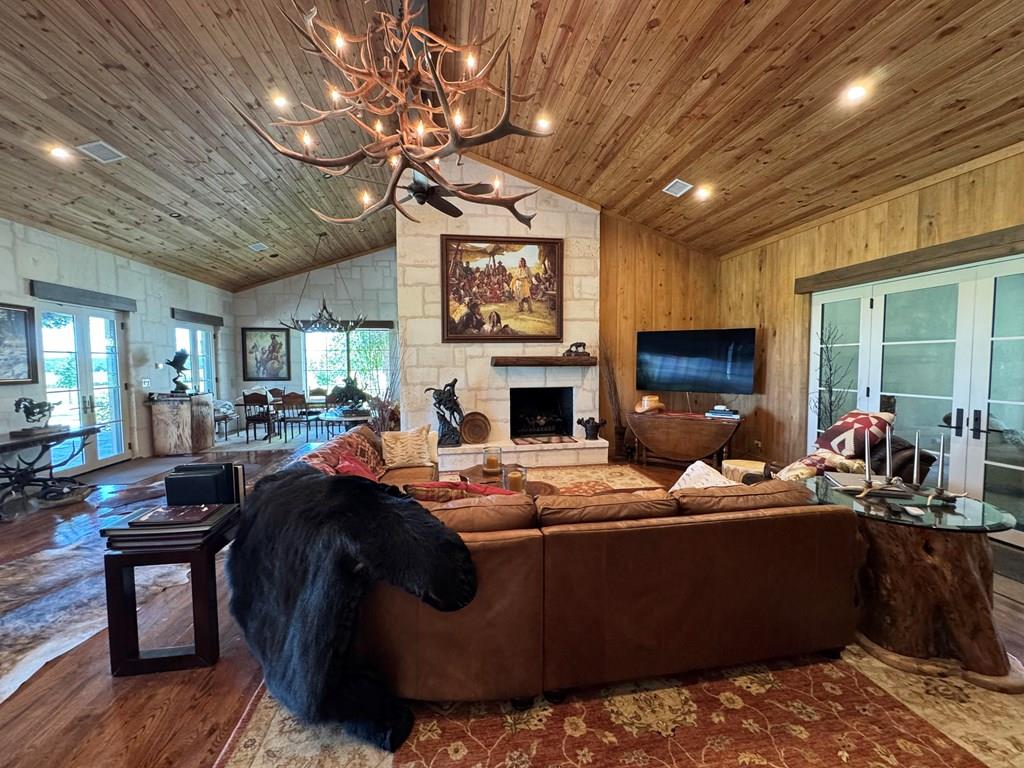 772 Luckenbach Rd, Fredericksburg, TX 78624