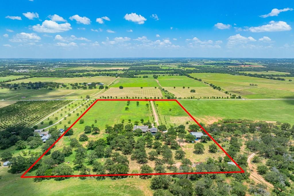 772 Luckenbach Rd, Fredericksburg, TX 78624