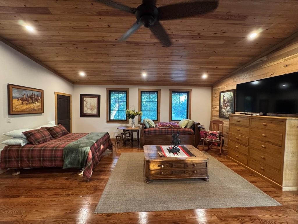 772 Luckenbach Rd, Fredericksburg, TX 78624