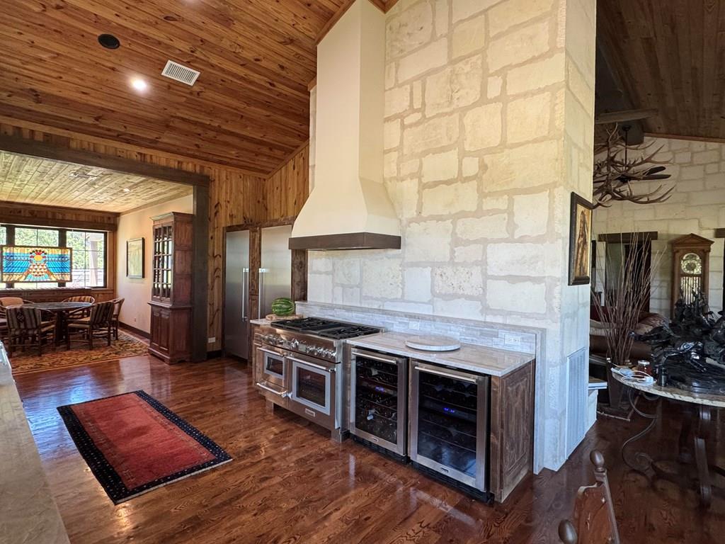 772 Luckenbach Rd, Fredericksburg, TX 78624