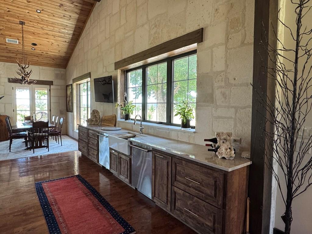 772 Luckenbach Rd, Fredericksburg, TX 78624