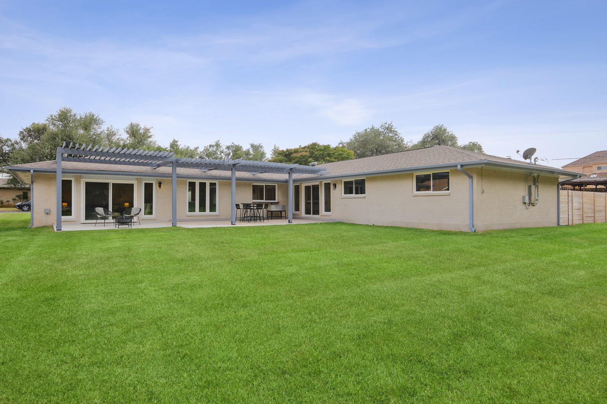 8704 Balcones Club Dr, Austin, TX 78750