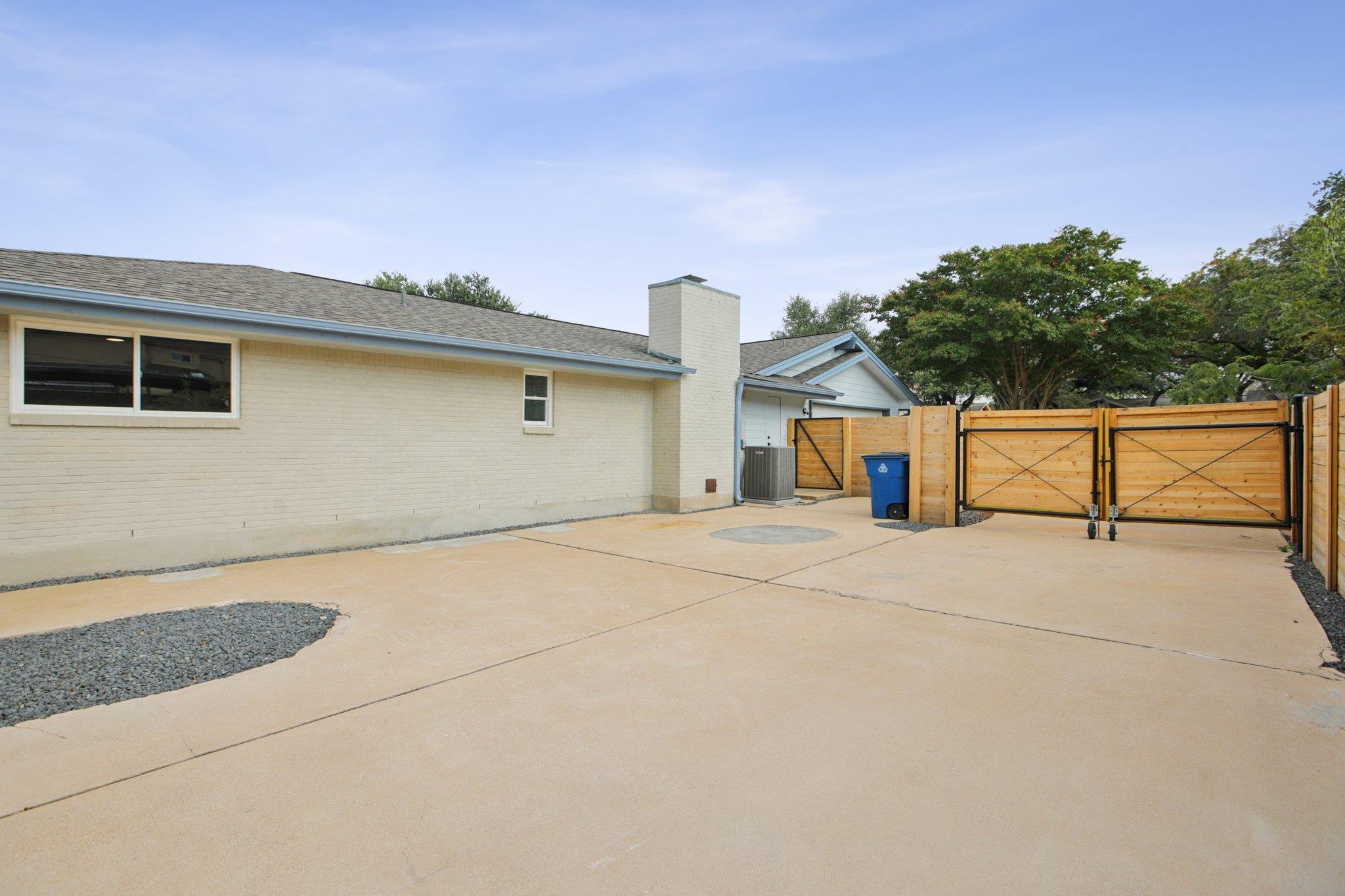 8704 Balcones Club Dr, Austin, TX 78750