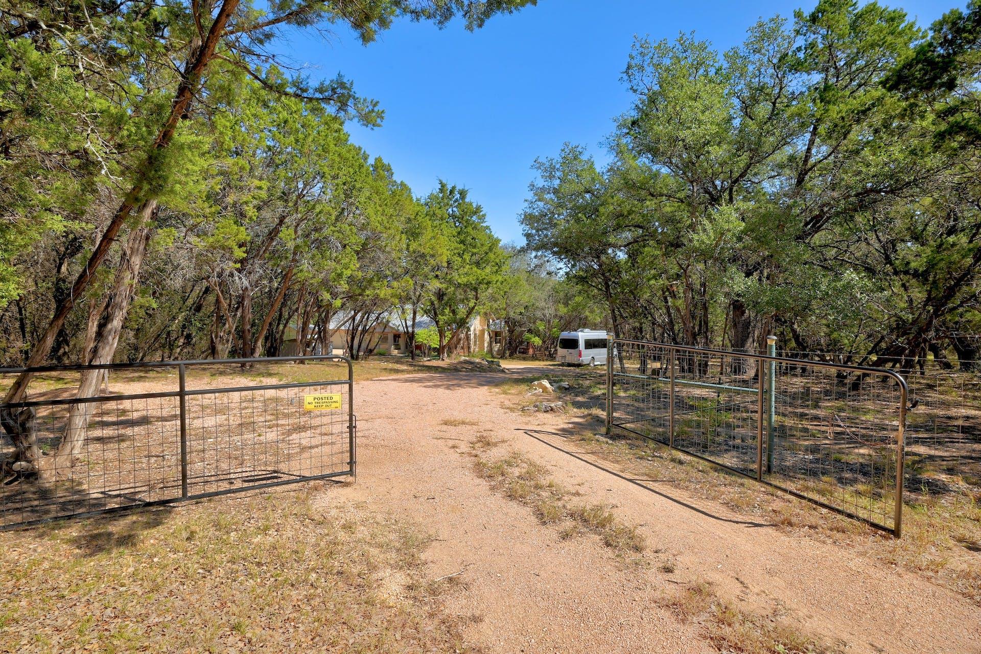 4207 Deer Trl, Spicewood, TX 78669