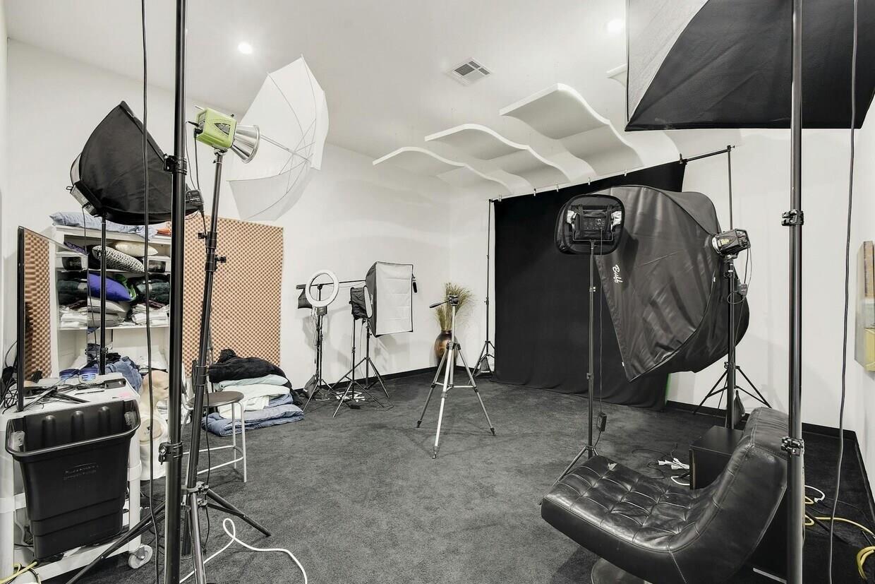 21201 Kathy Ln, Spicewood, TX 78669