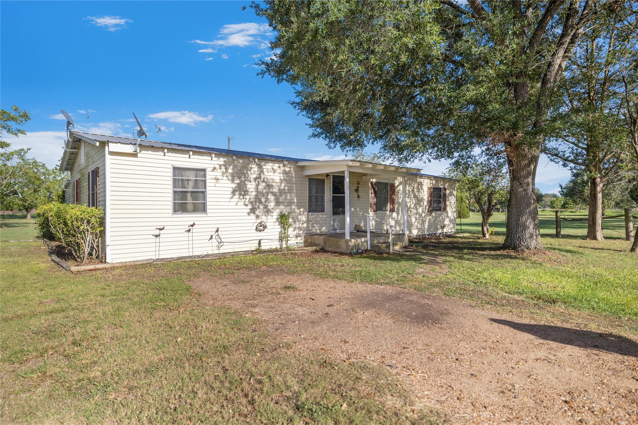 705 S Depot St, Moulton, TX 77975