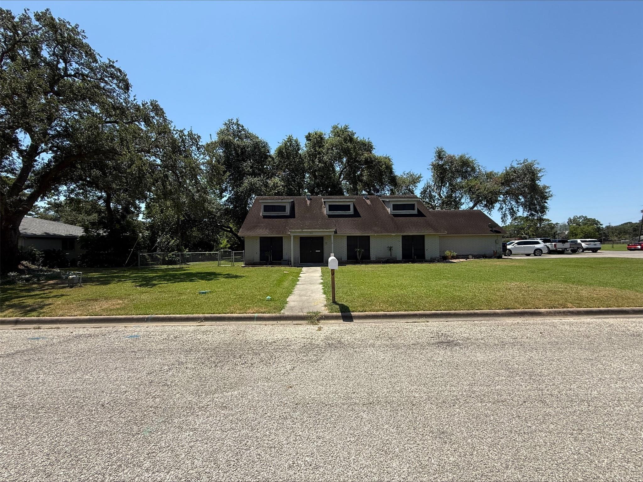 905 Center St, El Campo, TX 77437