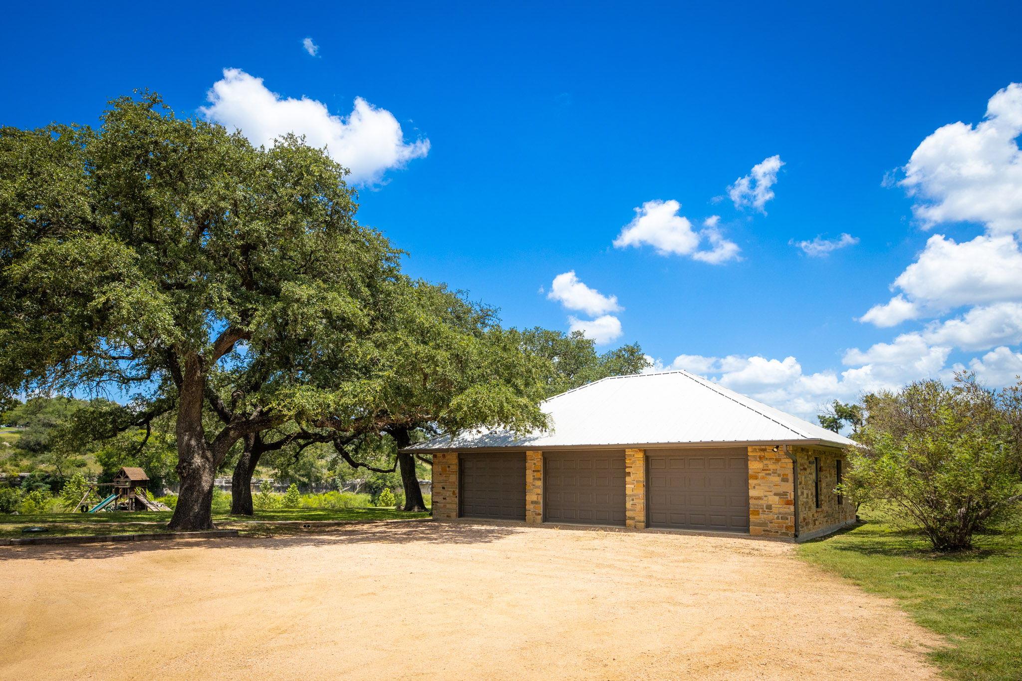 871 Chimney Valley Rd, Blanco, TX 78606
