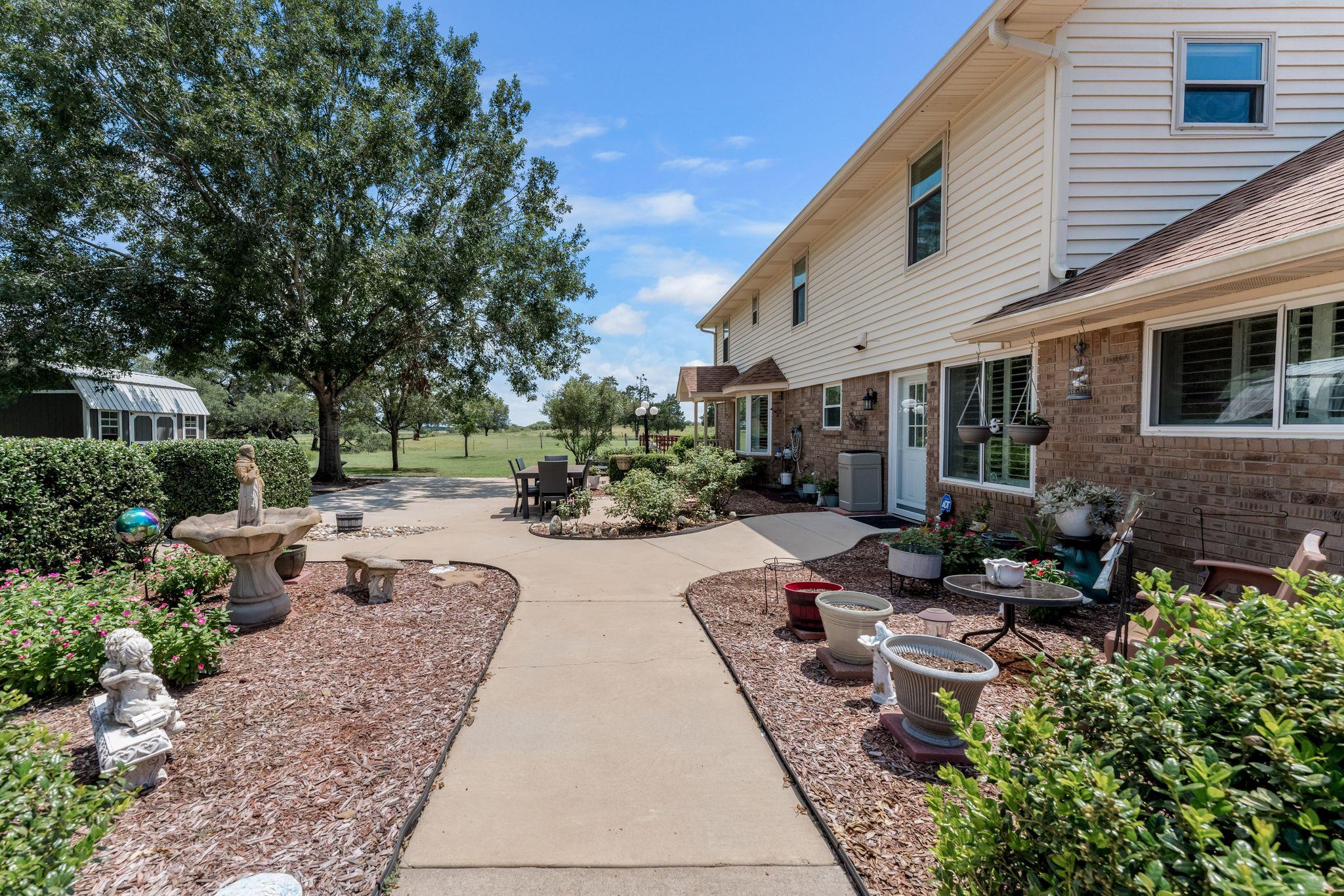 275 Saegert Rd, Paige, TX 78659