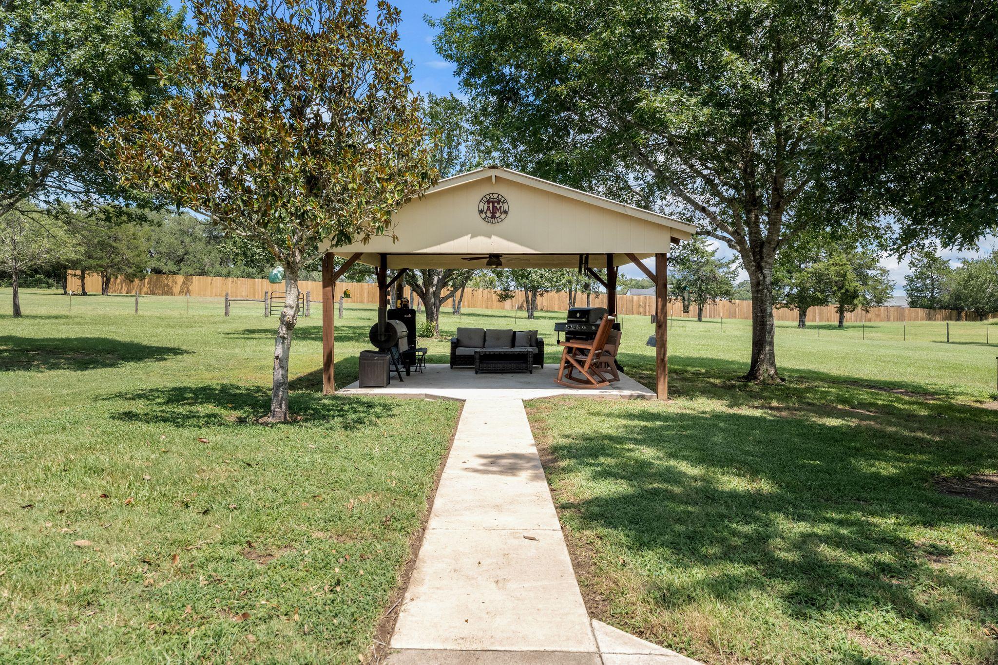 275 Saegert Rd, Paige, TX 78659