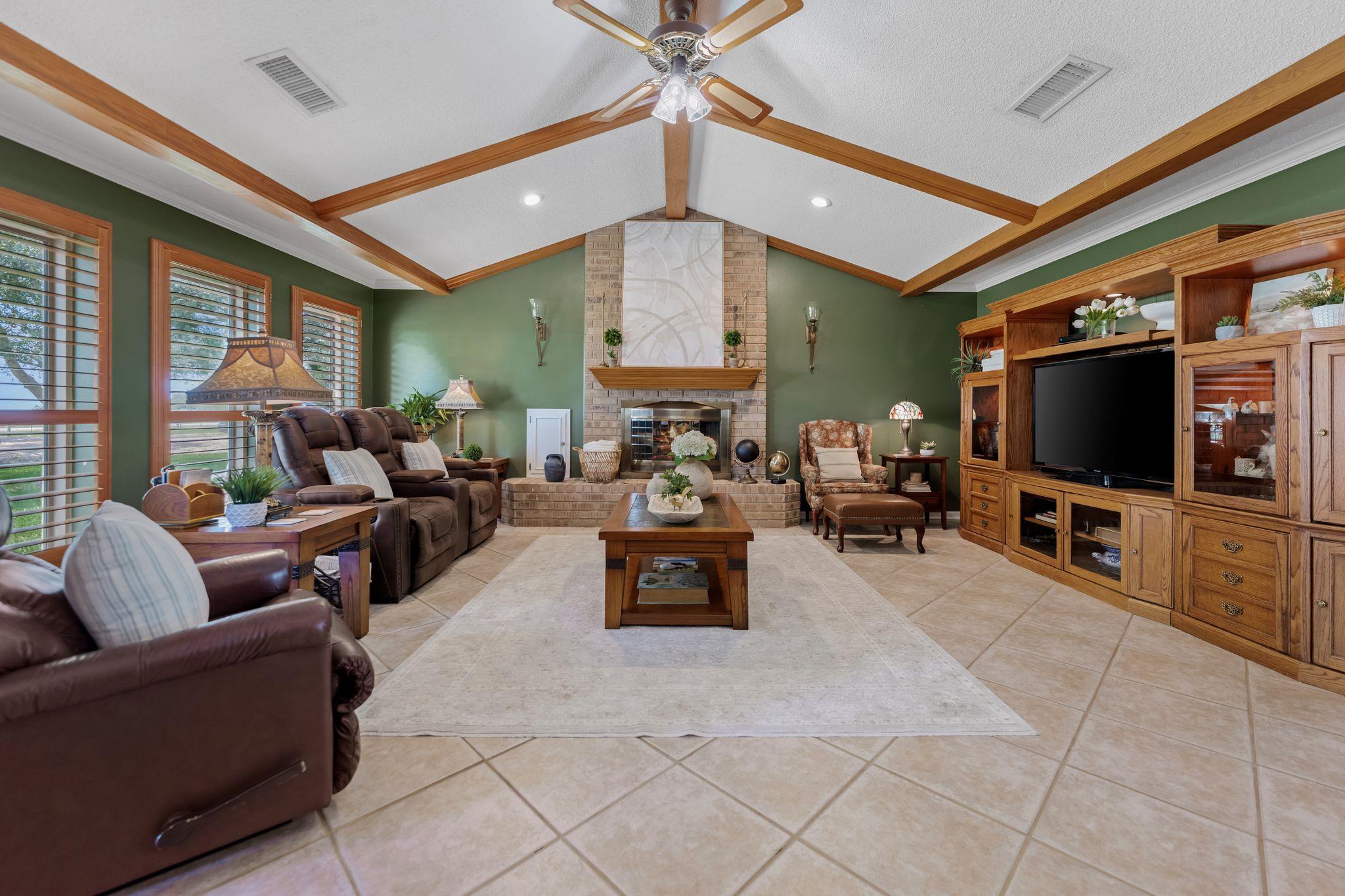 275 Saegert Rd, Paige, TX 78659