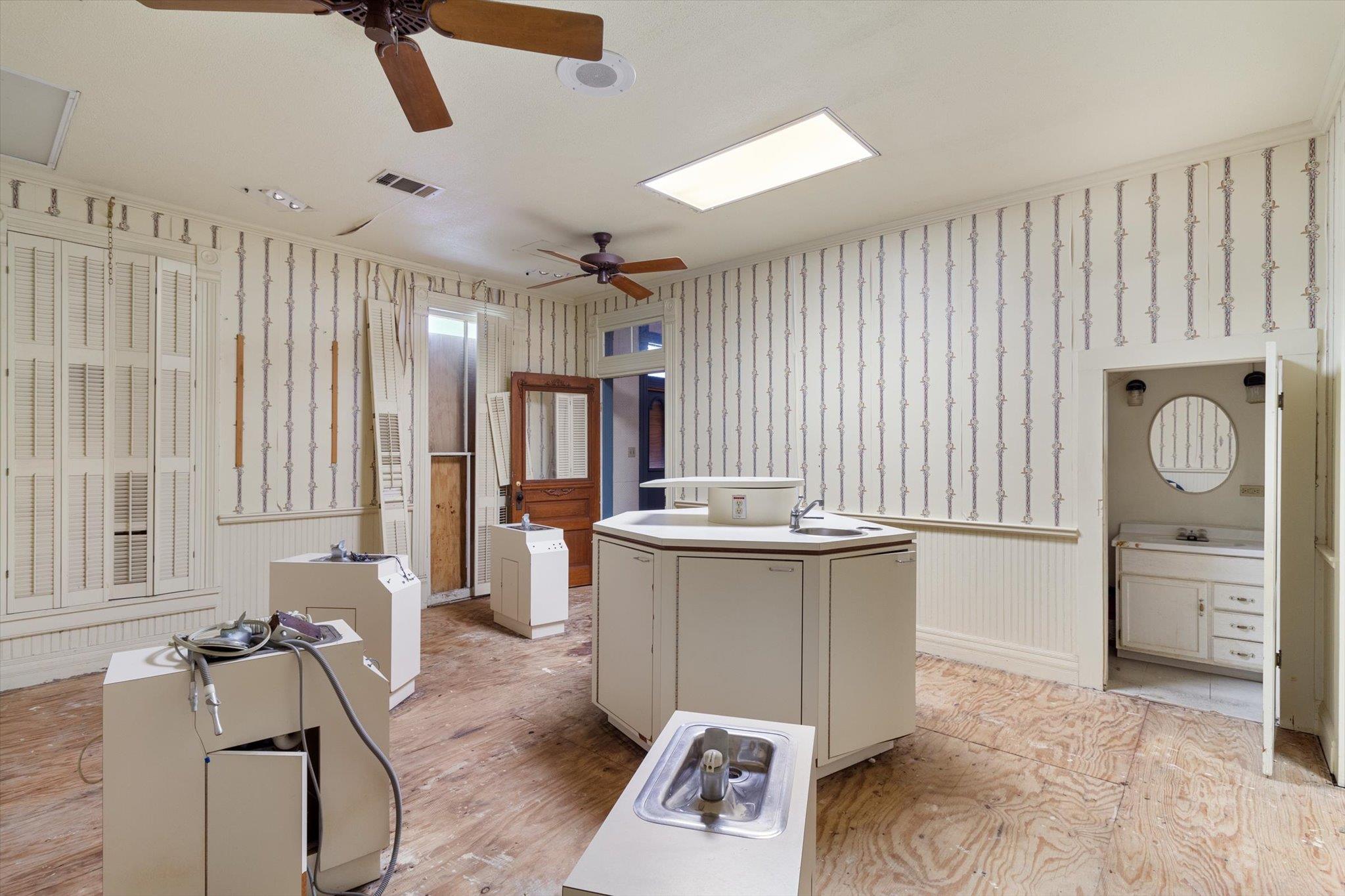 321 S Lbj, San Marcos, TX 78666