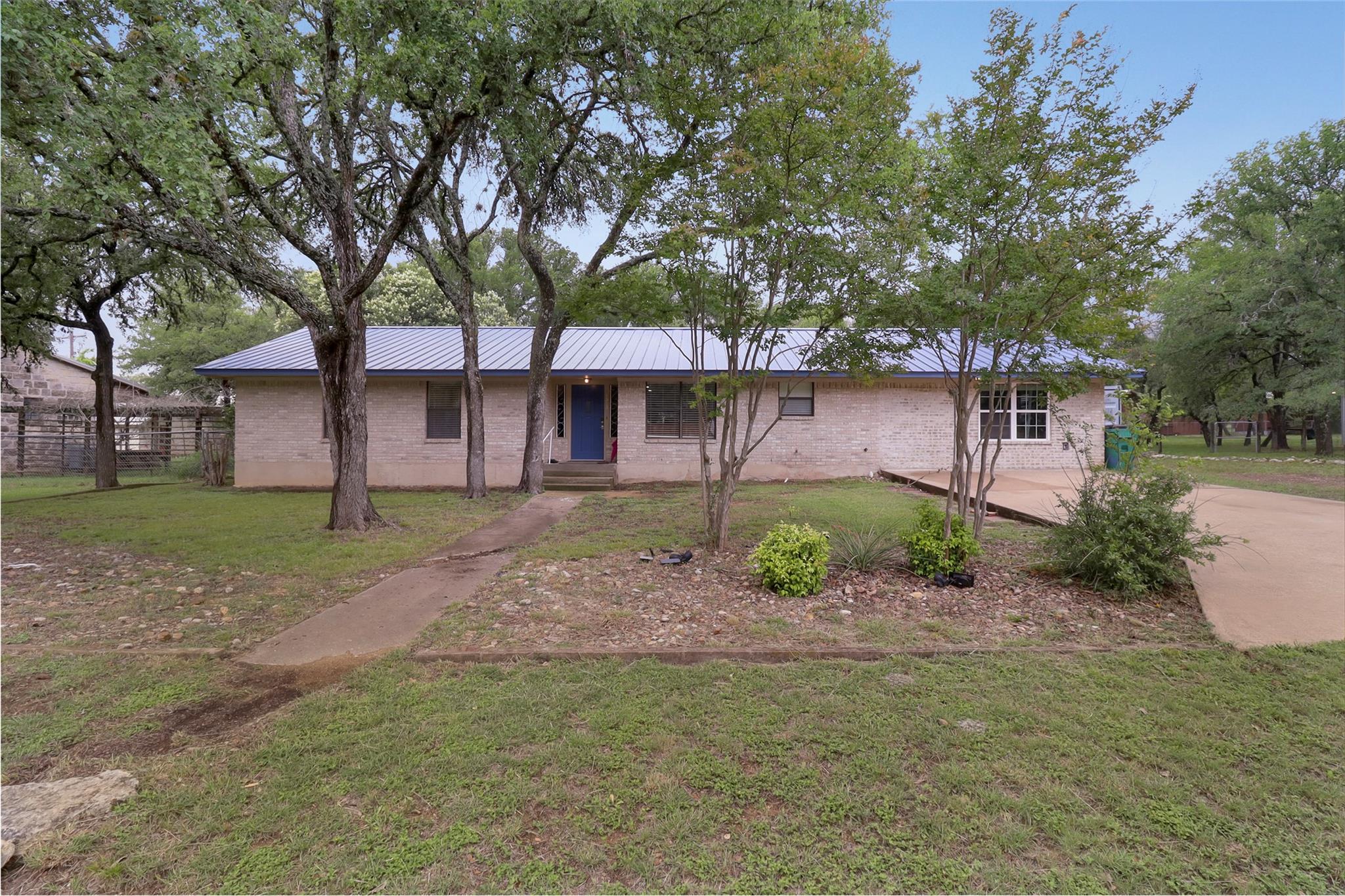 1313 Oakridge Dr, Blanco, TX 78606
