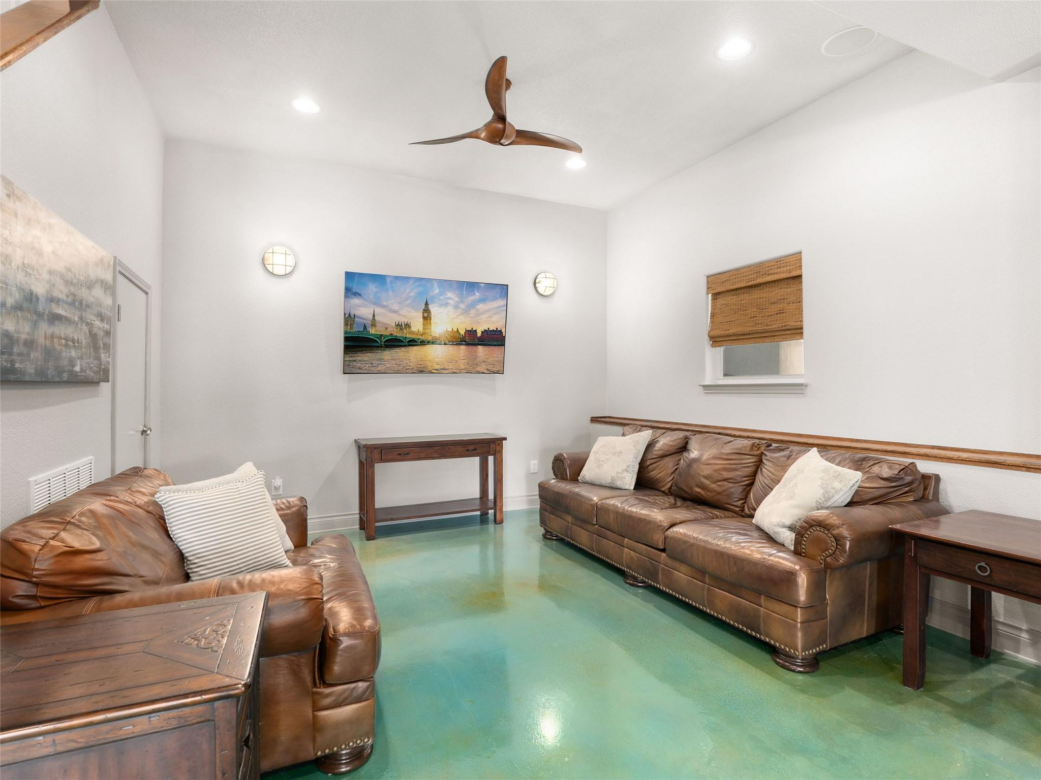 321 Village View Dr, Canyon Lake, TX 78133