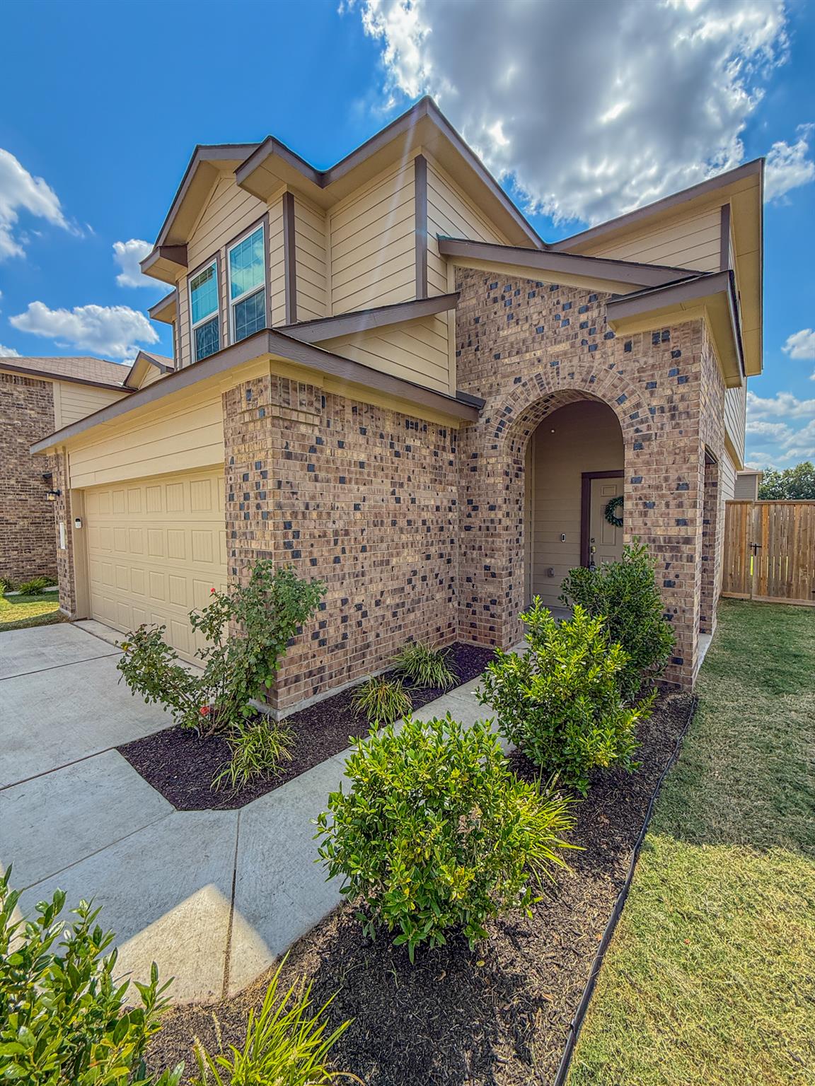 725 Bronco Billy Dr, Jarrell, TX 76537