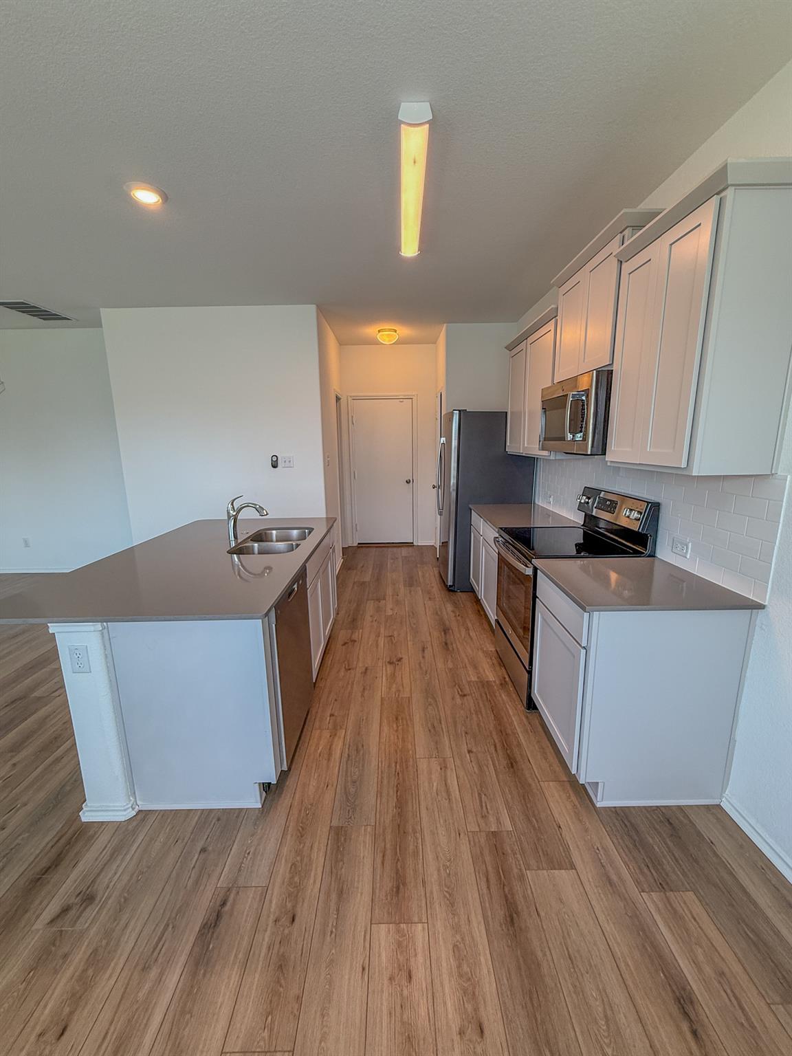 725 Bronco Billy Dr, Jarrell, TX 76537