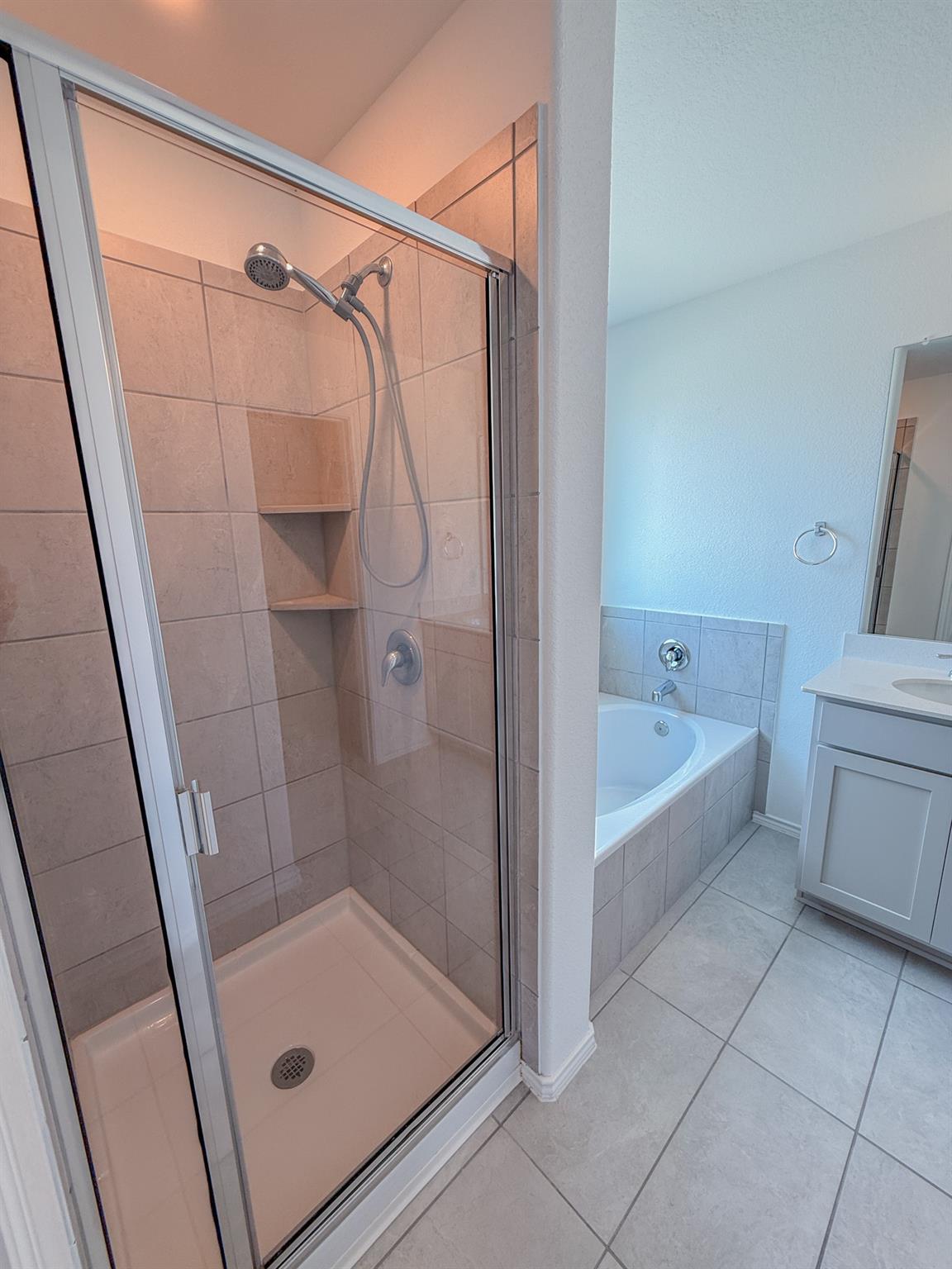 725 Bronco Billy Dr, Jarrell, TX 76537