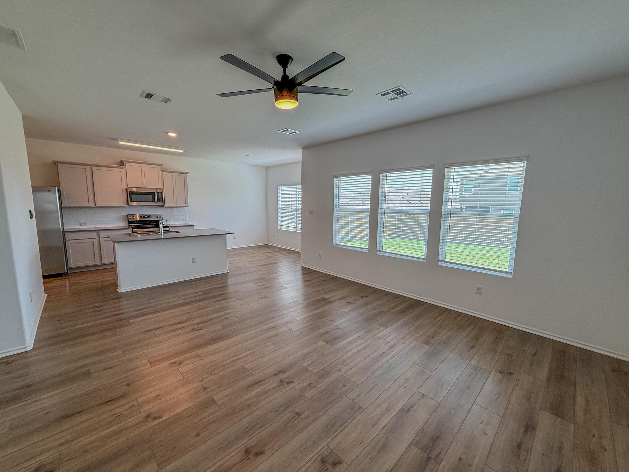 725 Bronco Billy Dr, Jarrell, TX 76537