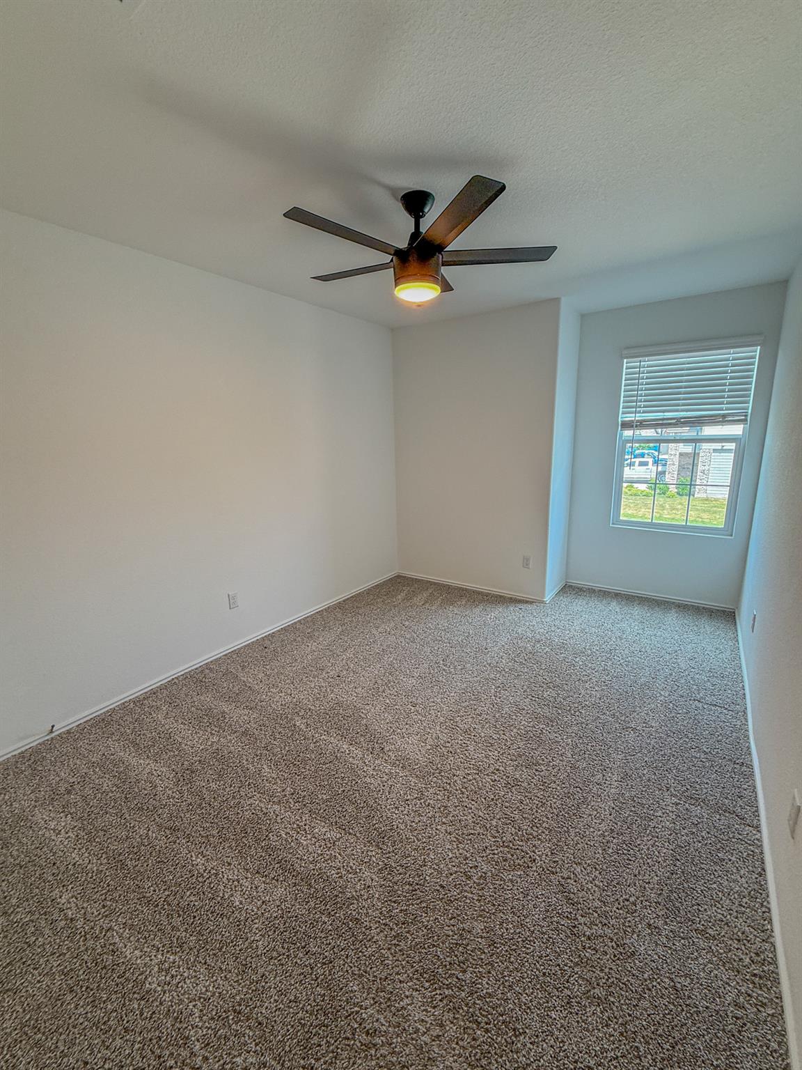 725 Bronco Billy Dr, Jarrell, TX 76537