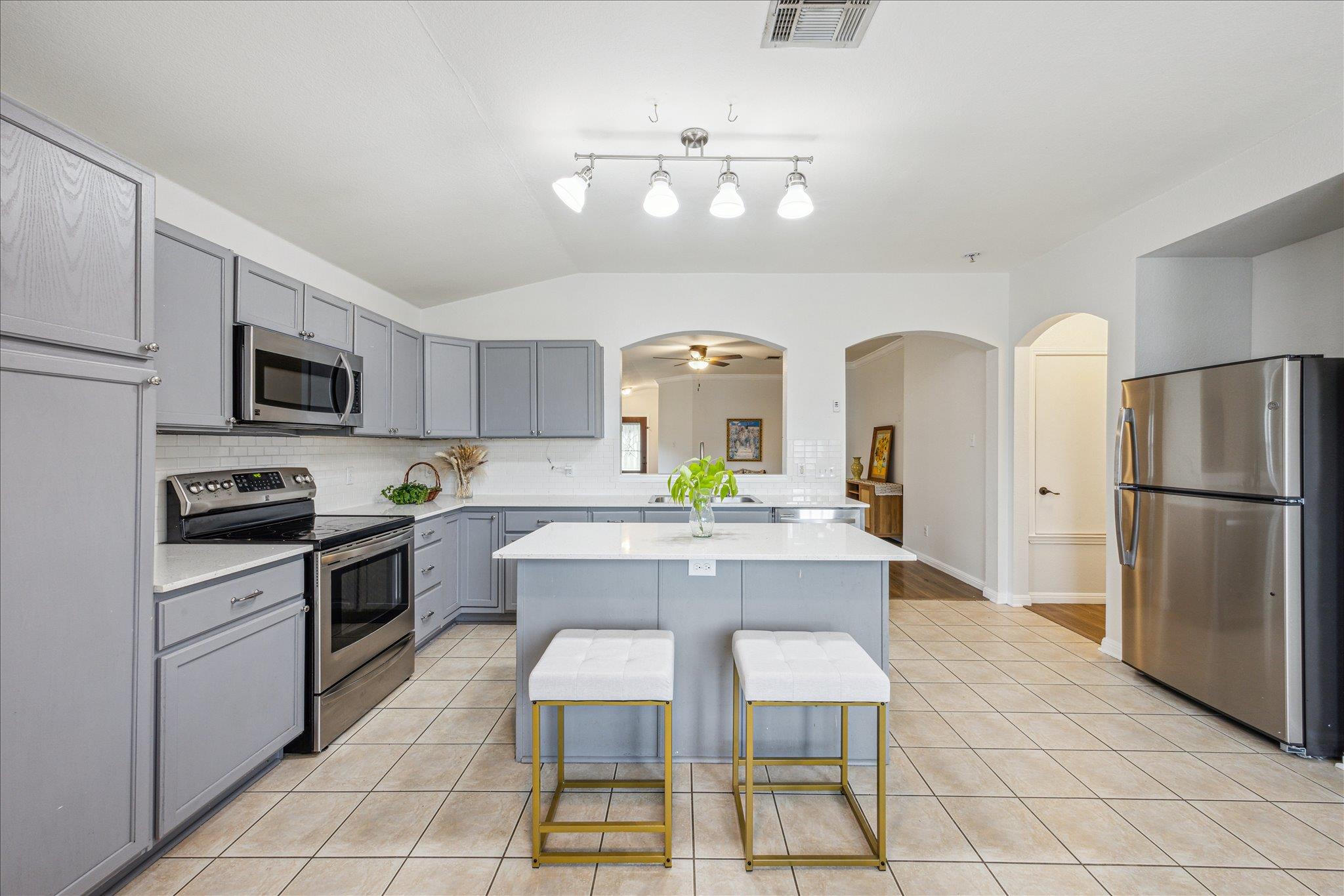 104 Lucky Clover Ln, Hutto, TX 78634