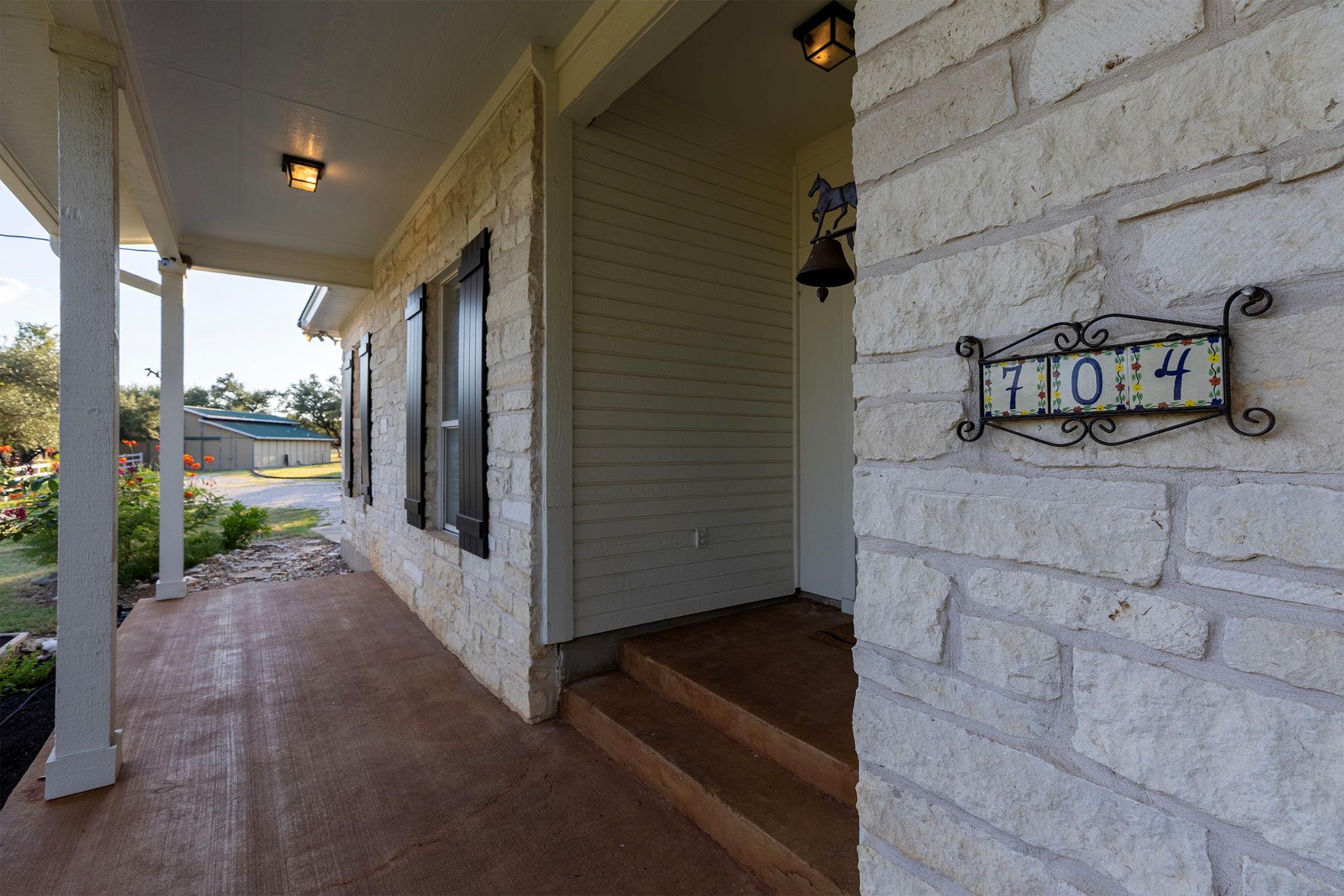 704 Ridgmar Rd, Leander, TX 78641