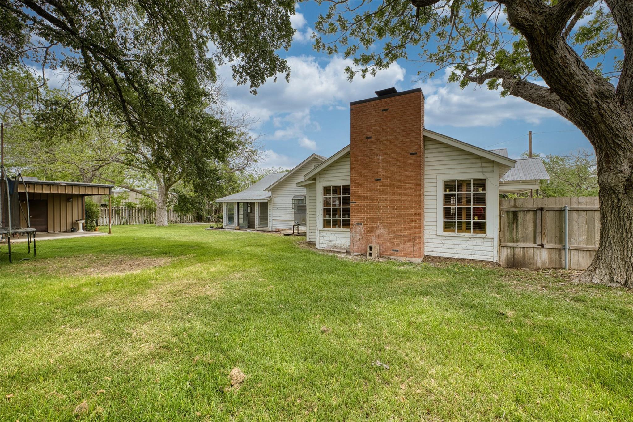 500 W Austin St, Luling, TX 78648
