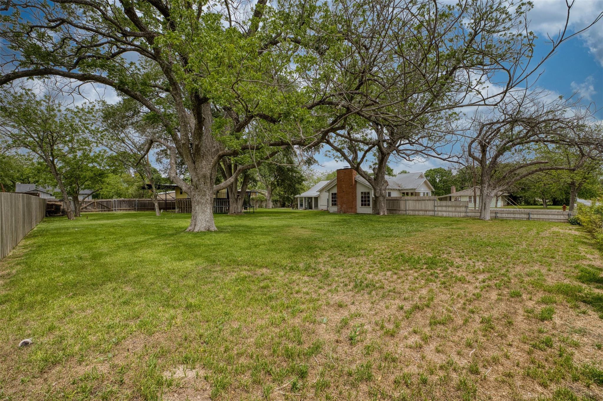 500 W Austin St, Luling, TX 78648