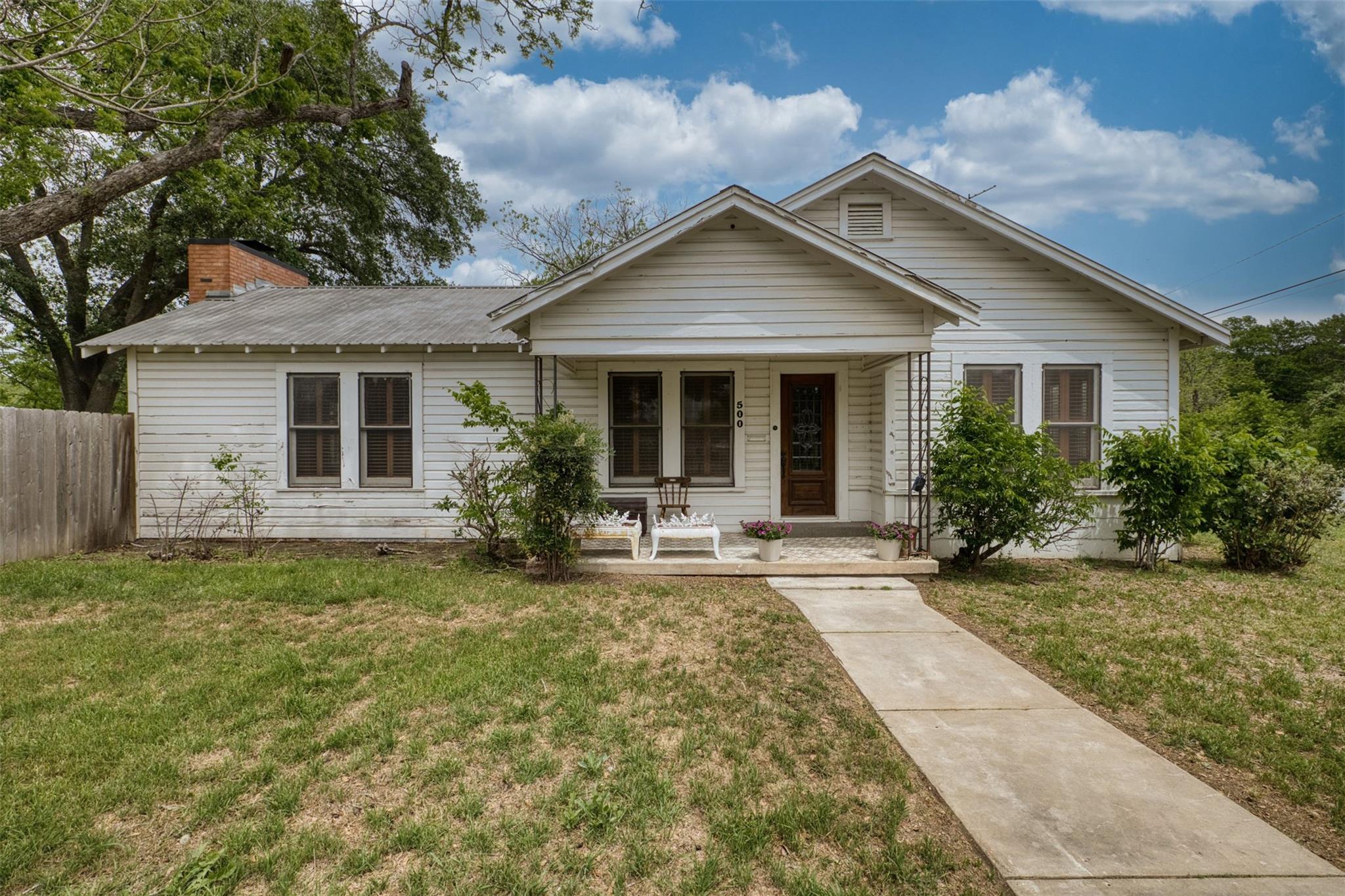 500 W Austin St, Luling, TX 78648
