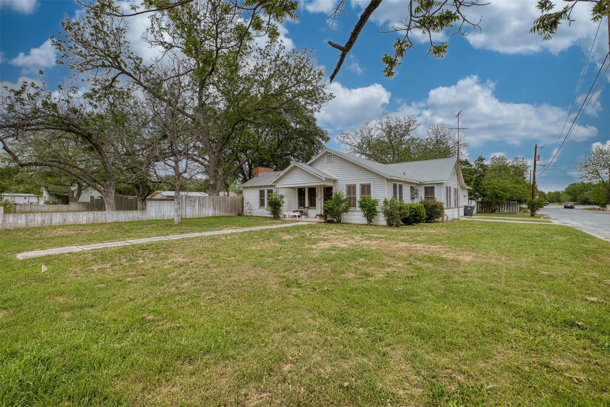 500 W Austin St, Luling, TX 78648