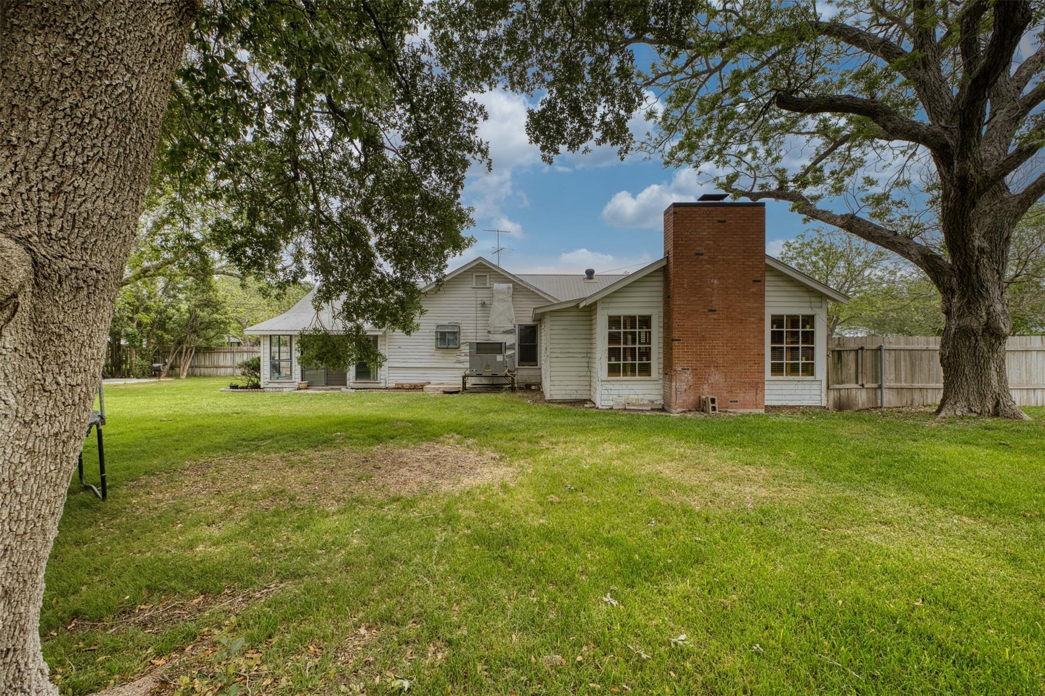 500 W Austin St, Luling, TX 78648