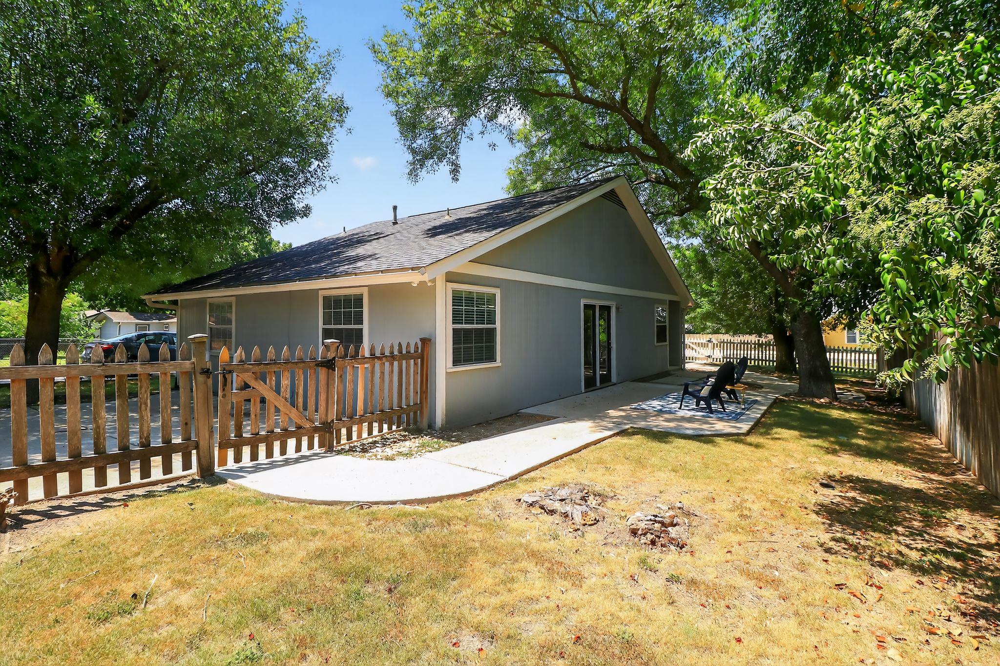 1303 Vine St, Georgetown, TX 78626