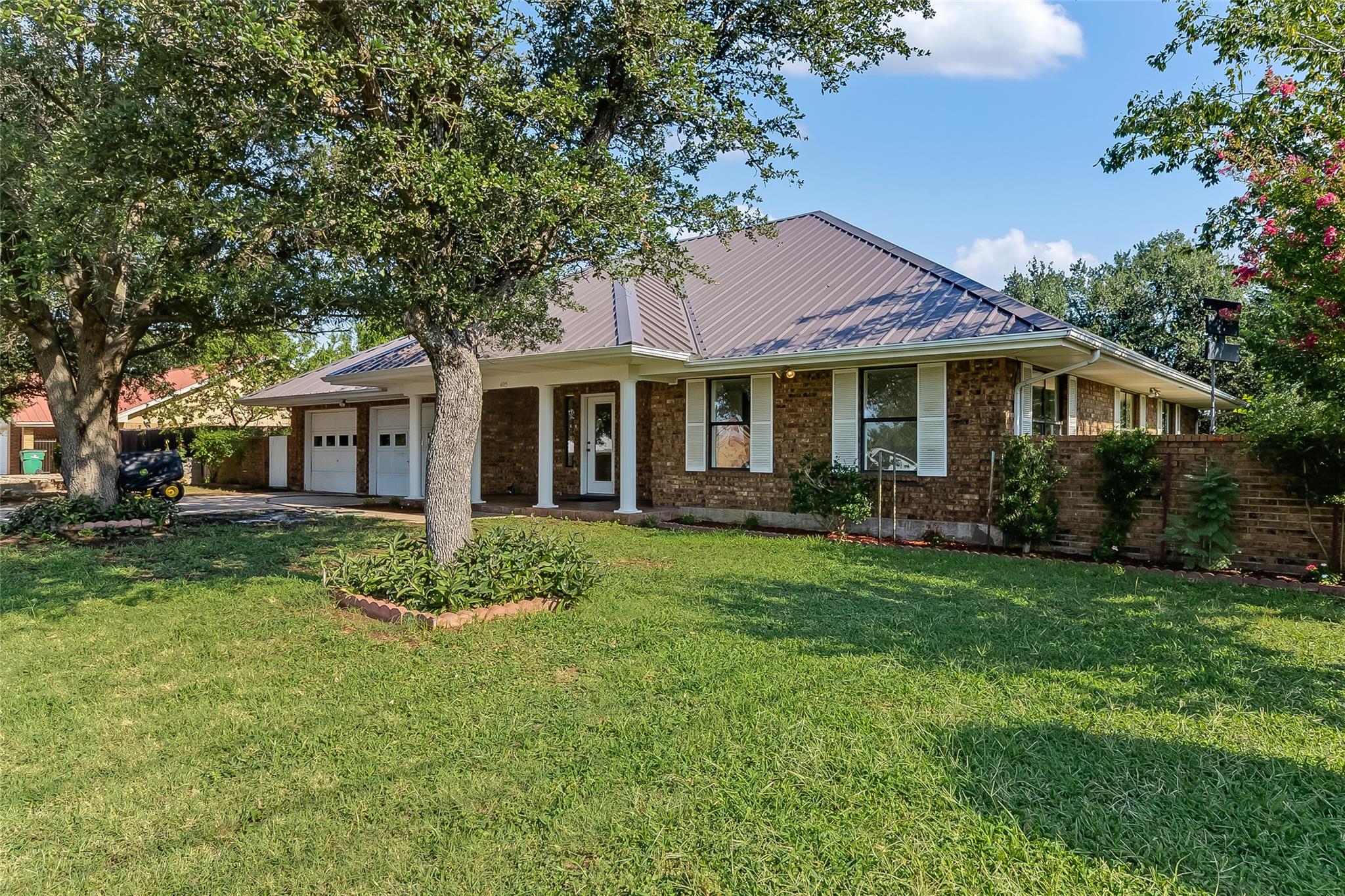 405 E Granite St, Llano, TX 78643