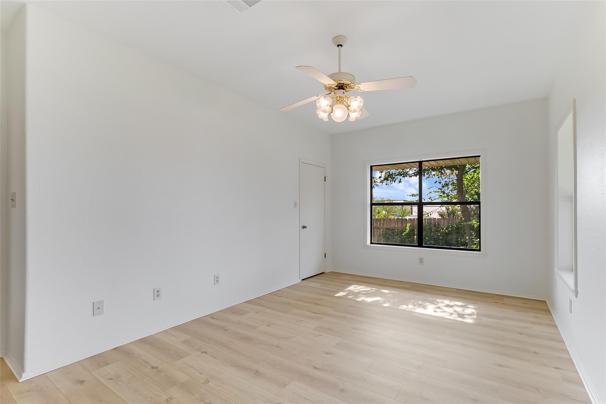 405 E Granite St, Llano, TX 78643