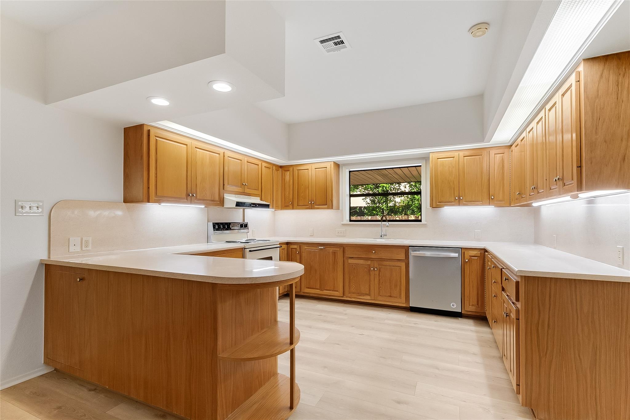 405 E Granite St, Llano, TX 78643