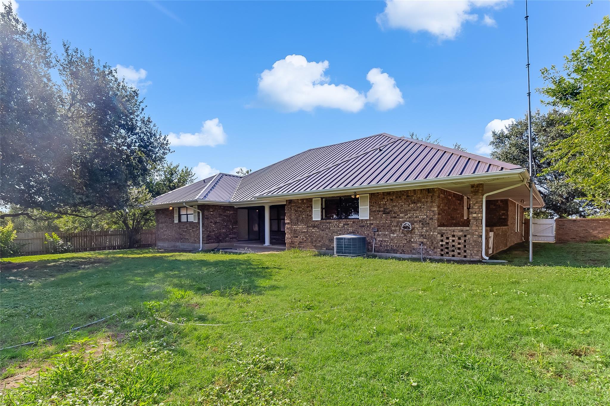 405 E Granite St, Llano, TX 78643