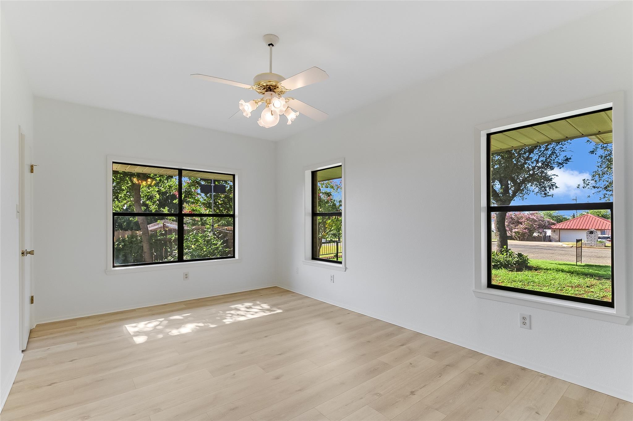 405 E Granite St, Llano, TX 78643