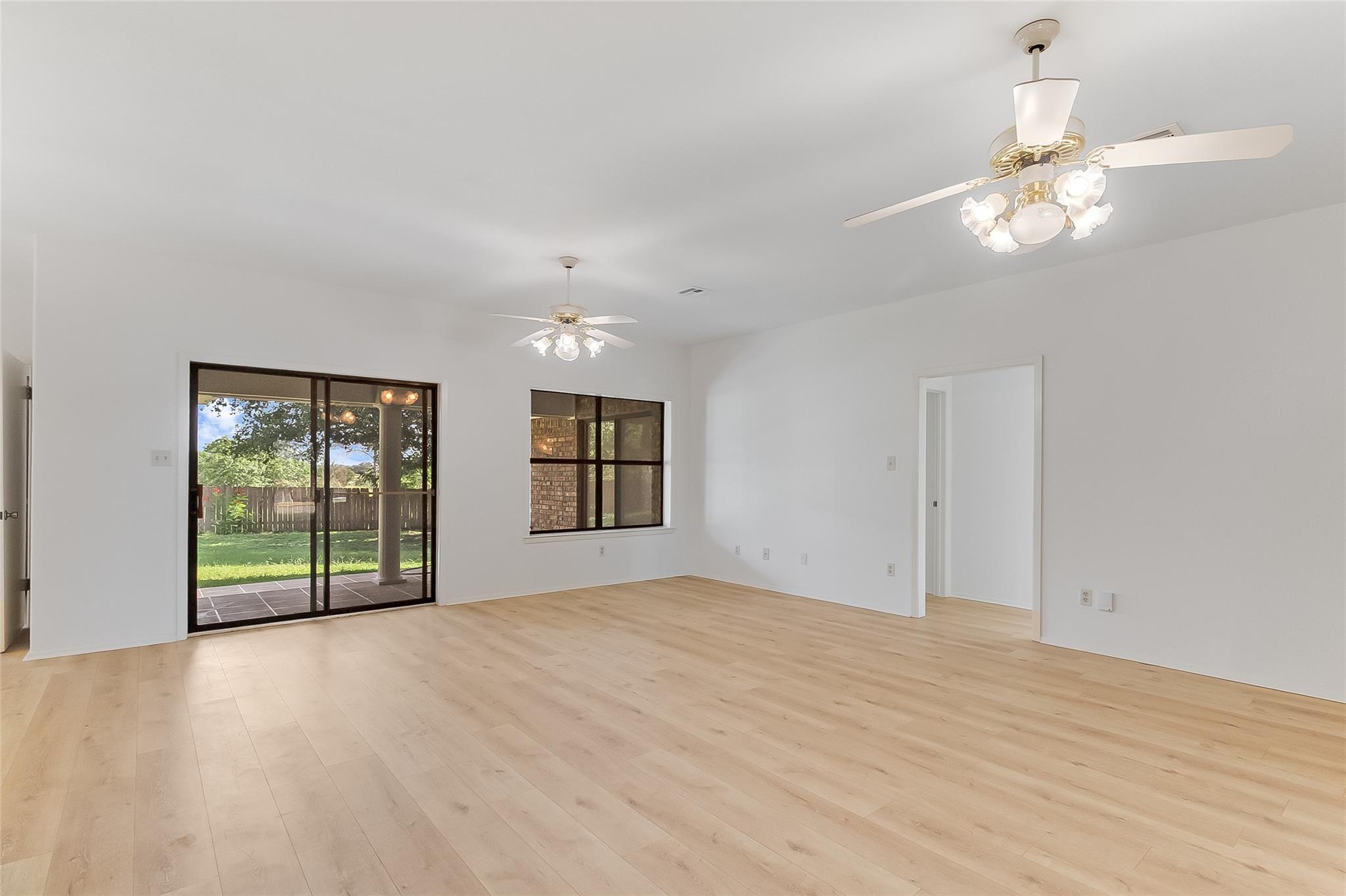 405 E Granite St, Llano, TX 78643