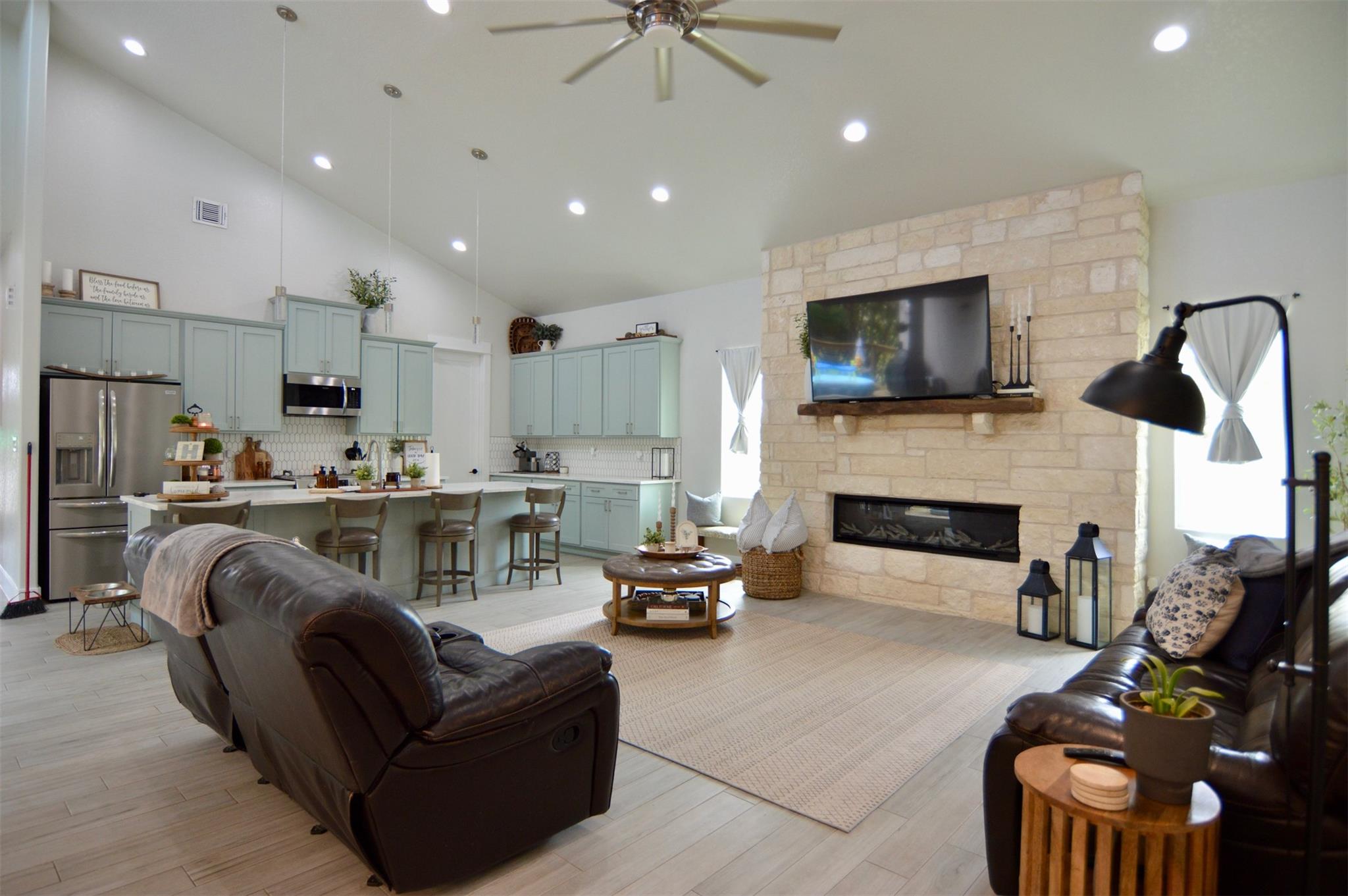 1108 Long Holw, Canyon Lake, TX 78133