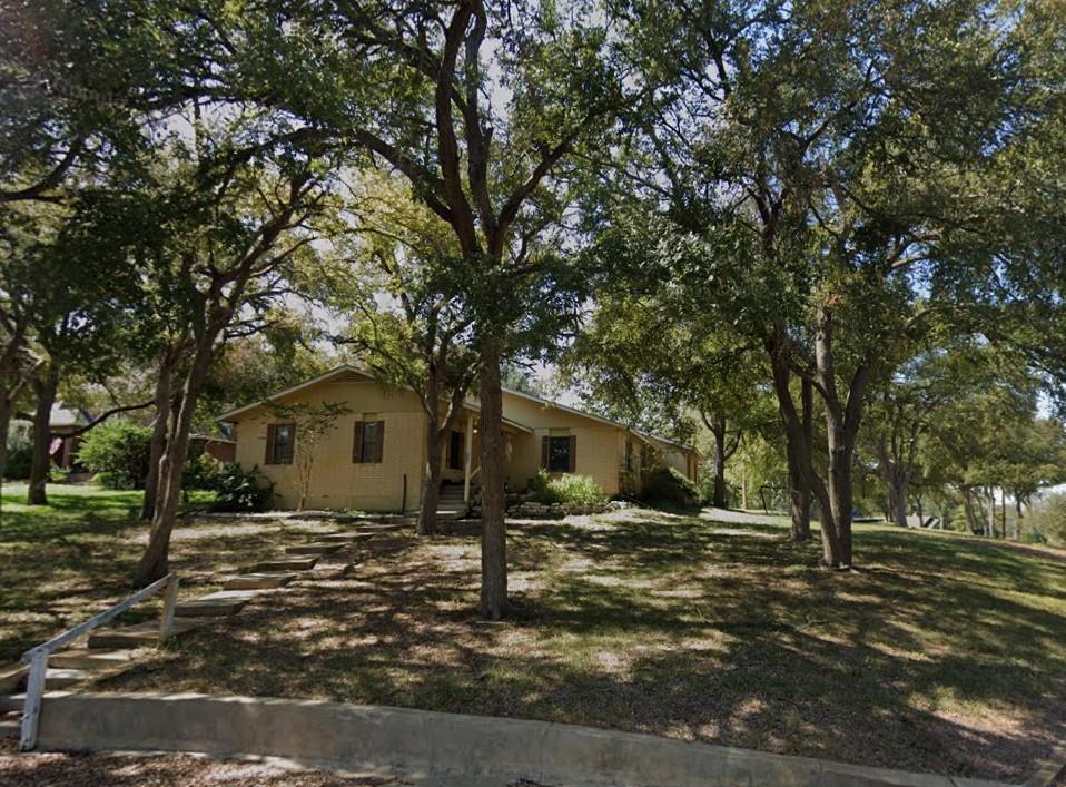 295 Oak Creek Cir, Luling, TX 78648