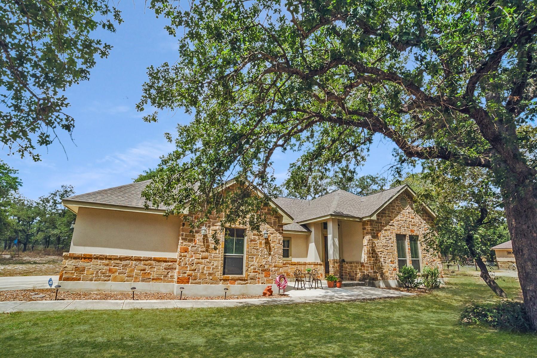 205 Sendera Xing, La Vernia, TX 78121