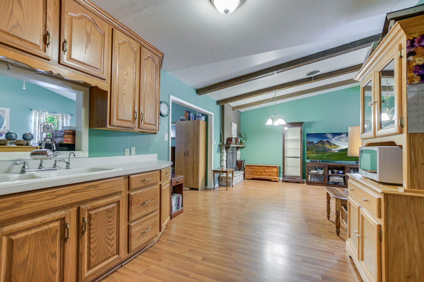 1812 Burbank St, Austin, TX 78757