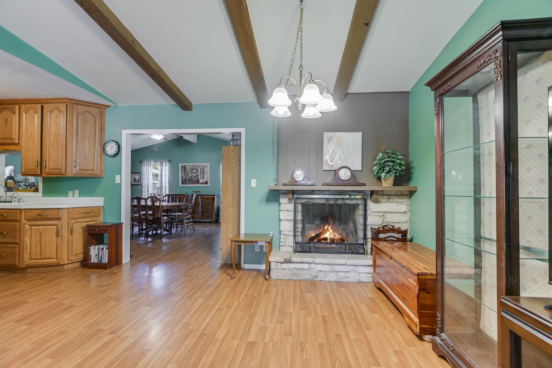 1812 Burbank St, Austin, TX 78757